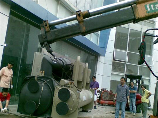 曹县随车吊和汽车吊的核心区别是什么？哪种更省钱？